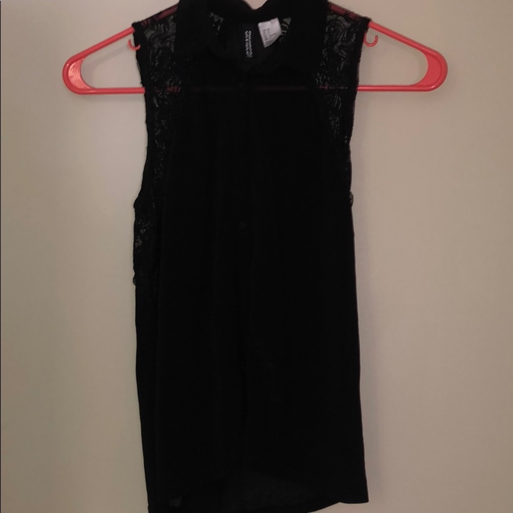 Sleeveless Divided Black Blouse with Lace